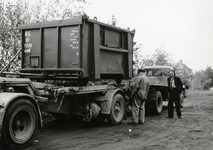 169867 Afbeelding van het overzetten van een open autolaadkist van de N.S. van een vrachtauto van Van Gend & Loos naar ...